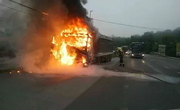 FOTO: Na frekventovanej ceste sa ráno vznietil kamión