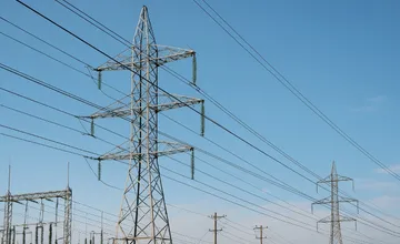 V Rajeckej doline budú prekladať elektrické vedenie. Pozor na ťažké stroje, obec vydala opatrenia