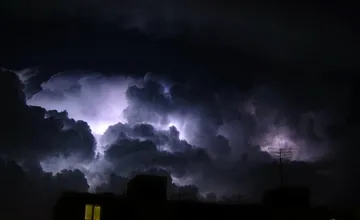 Na Slovensko mieri intenzívny lejak a silný vietor, udrú počas prvého letného dňa