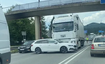 Pred žilinským Rondlom došlo k nehode. Vozidlá pri cintoríne blokujú jazdný pruh