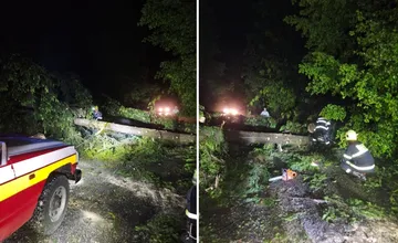 Nočná búrka narobila škody na Kysuciach: Stĺp na streche domu, horiace káble aj popadané stromy