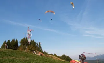 Na strome v Tepličke nad Váhom uviazol paraglajdista, zasahujú záchranné zložky