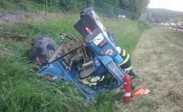 Pri Žiline sa prevrátil traktor, na Liptove bager. Hasiči mieria na pomoc k pracovným strojom
