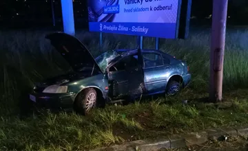 FOTO: Nehoda na výjazde zo Žiliny, osobné auto narazilo do stĺpa 