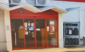 Agresívneho muža z Ružomberka sa zadržať nepodarilo. Ukradnuté fľaše mu vypadli, polícia ho hľadala doma