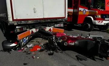Motorkár na I/18 zozadu narazil do kamióna, ktorý odbočoval z hlavnej cesty. Vážne sa zranil