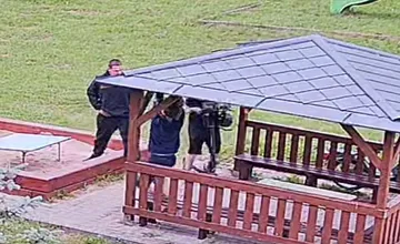 Po ihrisku pri škôlke v Lietave jazdili na motorkách a ničili areál. Čo im odkazuje riaditeľka?