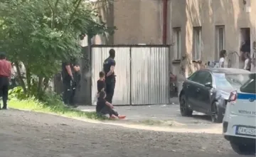 Policajná razia na Bratislavskej ulici v Žiline. Zasahuje mestská polícia aj kukláči