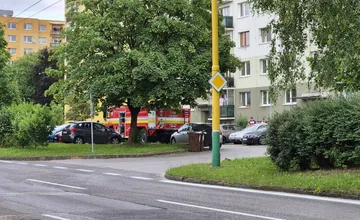 V Žiline vypukol požiar bytu na štvrtom poschodí, zasahuje 12 hasičov