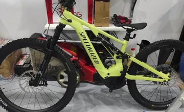 Zo zamknutého stojiska pred firmou v Martine zmizol nový a poriadne drahý elektrobicykel