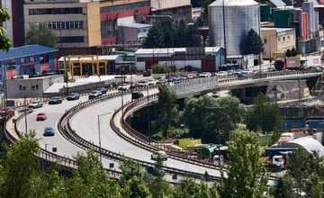 Pri Žiline sa tvoria dlhé zápchy, desaťtisíce ľudí smerujú na podujatie do závodu Kia