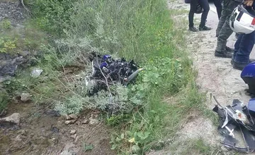 Po dopravnej nehode na Orave našli motorku v potoku, vodič skončil v rukách záchranárov