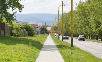 Ukážková spolupráca mesta a súkromníka? V priemyselnej zóne v Žiline dostavali chýbajúci chodník
