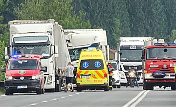 Na hraničnom priechode na Kysuciach sa zrazili dva kamióny. Dopravu riadi polícia