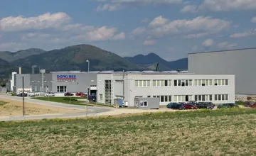 Zamestnanci kórejskej fabriky pri Žiline si dojednali vyššie platy. Firma čelí kritike za neľudské podmienky