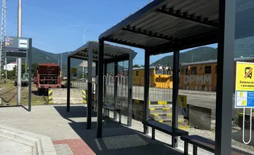 Cestujúci vo Vrútkach majú k dispozícii nový terminál so zelenou strechou a infotabuľou