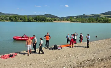 FOTO: Mladú ženu, ktorú vytiahli zo štrkoviska v Kotešovej, neoživili. Príčinu smrti určí pitva