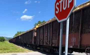 Železničnú dopravu na Orave prerušili. Vlak s drevom narazil do auta, ľudia sú zranení