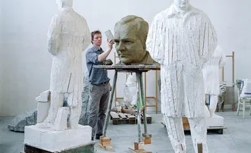 VIDEO: Riskoval všetko, aby podporil SNP miliardami. Odvahu Karvaša vytesal do žuly sochár z Liptova