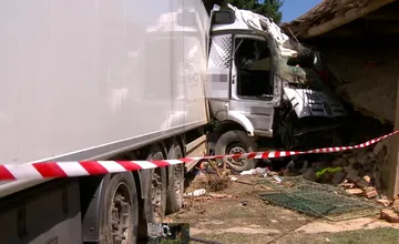 Kamionista zo Slovenska narazil do rodinného domu v Maďarsku. Náraz posunul posteľ, v ktorej spalo 17-ročné dievča