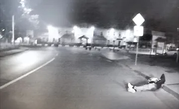 Tvrdí, že ho tam vysadili z auta. Mestskí policajti pomohli Rumunovi, ktorý ležal na ceste