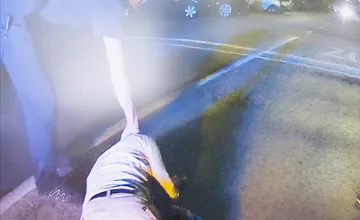 Mestskí policajti vďaka kamerám zabránili možnej tragédii. Opitý muž zaspal uprostred cesty