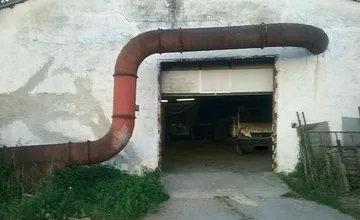 Hasičov privolali k požiaru pilín na píle. Po príjazde museli hasiť stroj na výrobu peletiek