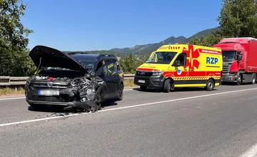 Cesta pod Strečnom je neprejazdná. Pri nehode nákladiaka s autom zasahujú záchranári