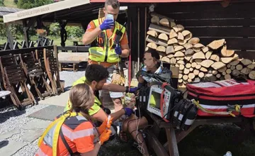 Do reštaurácie vo Vrátnej letel vrtuľník, zasahovali aj horskí záchranári. Ženu uštipol hmyz