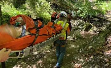 V Jánošíkových dierach sa zranila staršia žena. Terénom ju znášali na nosidlách