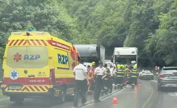FOTO: Premávku pod Strečnom spomalila nehoda. Zasahujú všetky záchranné zložky
