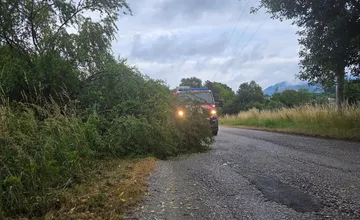Ničivá búrka neobišla ani Žilinský kraj. Hasiči pílili vyvrátené stromy a čerpali vodu z pivníc