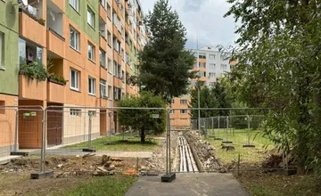 Na Solinkách rozkopali nový chodník kvôli výmene potrubia. Kde zlyhala komunikácia?