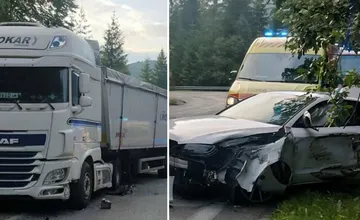 FOTO: Na horskom priechode Šturec sa zrazil kamión s osobným autom, zranili sa dvaja ľudia