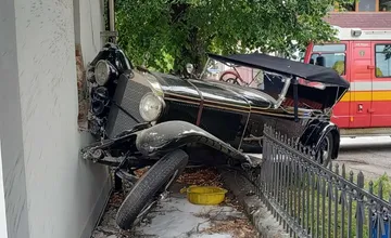 V Rajci havaroval luxusný veterán, nabúral do kaplnky pri hlavnom ťahu. Posádka je zranená