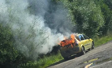 Auto na Kysuciach skončillo celé v plameňoch. Na odľahlom mieste malo stáť už mesiac