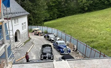 FOTO: Zámok Kunerad má za sebou kontrolný deň aj návštevu viac ako 40 historických vozidiel