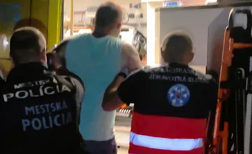 Sedel sám na schodoch a chcel si siahnuť na život. Zachránili ho mestskí policajti