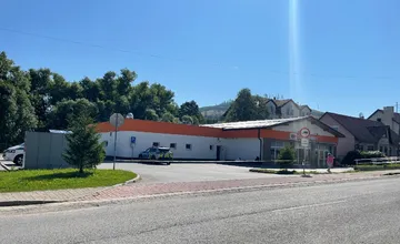 Na Zákopčí vykradli obchod s potravinami, zmizli peniaze aj cigarety. Prípad vyšetruje polícia