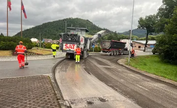 FOTO: Rekonštrukciu cesty v Starej Bystrici dokončia ešte pred zimou. Župa investuje vyše milión eur
