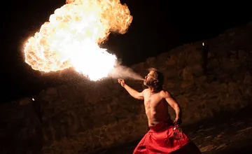 Pripravte si baterky! Nočná prehliadka hradu Strečno vás privedie na popravisko aj pred súd Boží