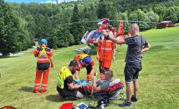 Na Kysuciach zasahoval záchranársky vrtuľník. Cyklista mal po páde otvorenú zlomeninu