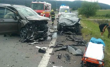 FOTO: Polícia vyšetruje čelnú zrážku na Liptove. Zranených vodičov odviezli záchranári
