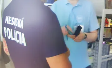 Zlodejka dostala chuť na pivo, no mestskí policajti ju chytili skôr, než otvorila fľašu