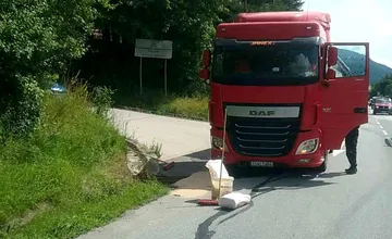 Z kamiónu na Orave vytiekli desiatky litrov motorového oleja, tiekol 80 metrov po ceste