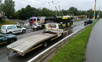 Na ulici Vysokoškolákov sa zrazili dve autá, zranenú osobu odviezli hasiči. Zdržíte sa