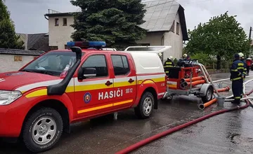 Pre dažde sú v pozore aj hasiči. V Žilinskom kraji zasahovali pri zatopenom dome a spadnutých stromoch