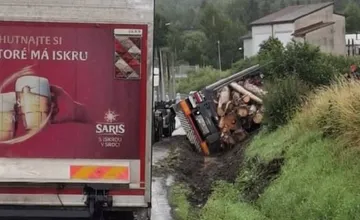 Na Orave sa prevrátil kamión, cesta je neprejazdná. Obchádzka vedie cez mesto