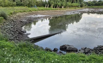 FOTO: Jazero v Žiline zíva prázdnotou, hladina vody sa dočasne znížila. Čo sa stalo s rybami?