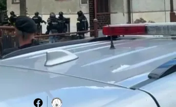 Muž po útoku na liptovského kňaza ušiel do inej obce. Polícia s vyjednávačmi ho napokon zadržali